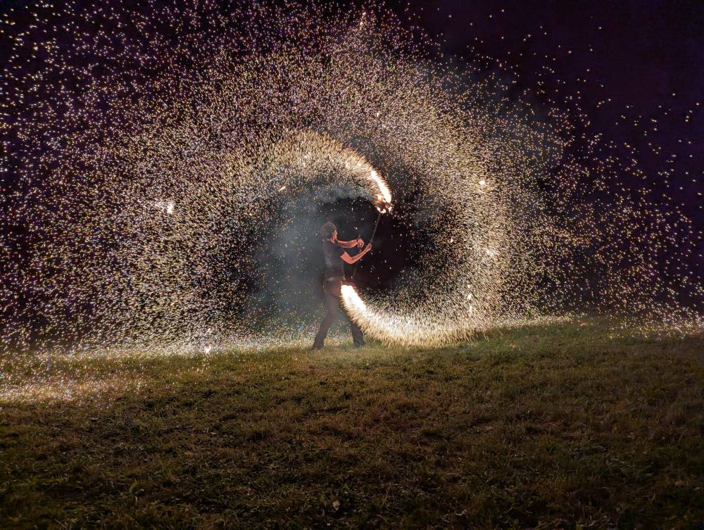 Feuershow bei Nacht